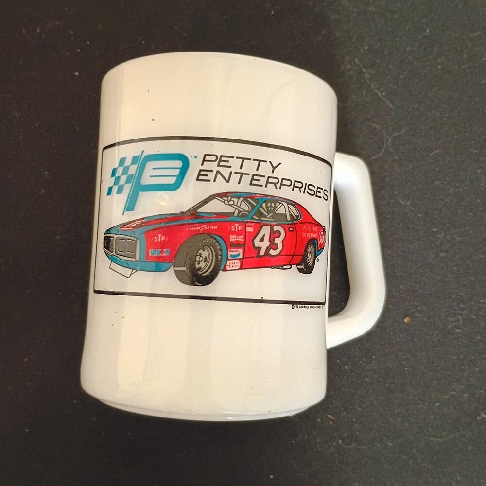 Vintage 1972 Petty Enterprises 43 STP Racing Car milk glass Coffee Mug ( closet)
